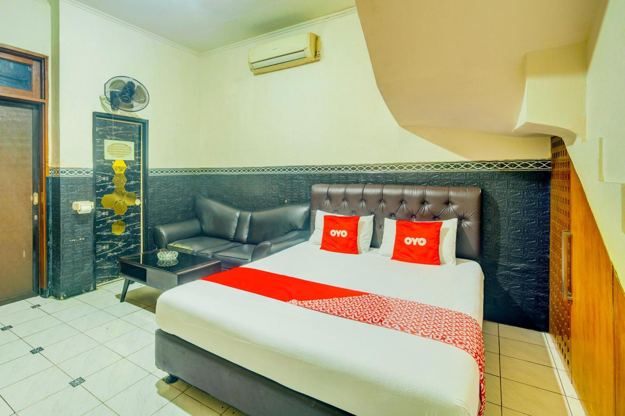 Oyo 93132 Modom Homestay Near Rs Islam Jakarta Pondok Kopi Exterior photo